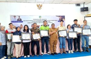 Pemkab Barito Utara Berikan Piagam Penghargaan kepada Perusahaan yang Mendukung Program Disnakertranskop UKM
