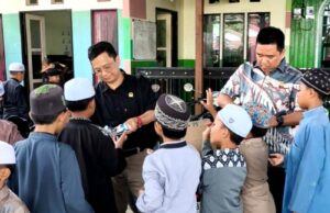 Peduli Gizi Anak, Ketua Fraksi PDIP DPRD Barito Utara Bagikan Susu Gratis di Desa Kandui