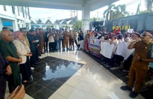 FKH R2 dan R3 Barito Utara Gelar Aksi Damai Di Depan Gedung DPRD