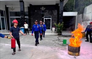Disdamkarmat Gelar Pelatihan Penanggulangan Bahaya Kebakaran dan Teknik Evakuasi di Klinik Madonna