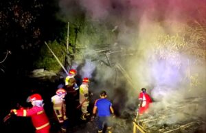 Disdamkarmat Barut Lakukan Pemadaman Kebakaran di Jalan Simpang Dusun Bayas