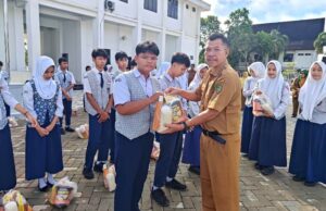 SMPN 1 Muara Teweh Salurkan Bantuan untuk 56 Siswa Kurang Mampu