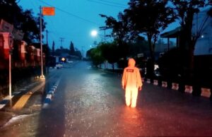 Patroli Antisipasi Banjir, Anggota TR CPB BPBD Barut Pastikan Jalan Aman Dilewati