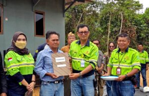 3 Unit Rumah Relokasi untuk Warga Desa Luwe Hulu Diserahterimakan PT VDTM