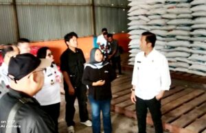 Pj Bupati, Asisten dan Kadis Tinjau Ketersediaan Beras dan Sembako di Gudang Bulog
