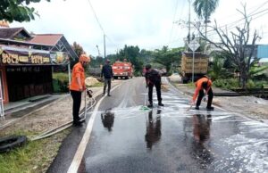 TRC Pusdalops PB BPBD Bersihkan Tumpahan Oli di Jalan Poros Kelurahan Jambu