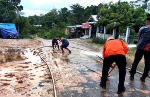 TRC Pusdalops PB BPBD Barito Utara Bersama Warga Lakukan Pembersihan Jalan Licin Akibat Tanah Tergerus Hujan