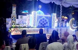 Mobil Hias dan Peserta Jalan Kaki Ramaikan Malam Idul Fitri 1446 H