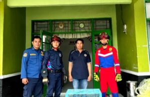 Disdamkarmat Barito Utara Evakuasi Monyet yang Dibuang di Tempat Sampah