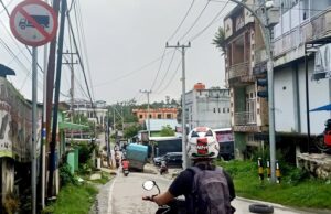 Truk Bermuatan Rusak di Jalan Pertiwi Muara Teweh, Warga Minta Supir Patuh pada Rambu Larangan