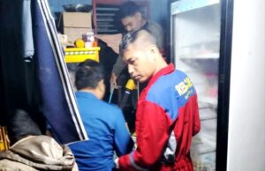 Ular Masuk ke Rumah Warga di Jalan Cempaka Putih, Tim Damkarmat Barut Lakukan Evakuasi