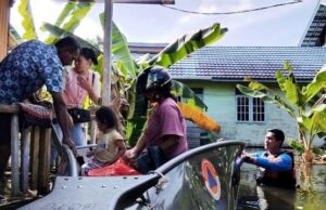 Personel BPBD Barito Utara Evakuasi Lansia dan Kendaraan Terdampak Banjir di Sejumlah Titik