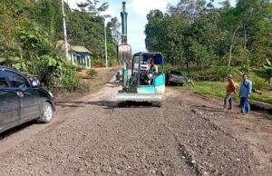 Kadis PUPR Barito Utara Tinjau Langsung Perbaikan Jalan Nasional Muara Teweh-Kandui