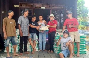 Anggota DPRD Barut Berikan Bantuan Beras kepada Warga Terdampak Banjir di Desa Bintang Ninggi II