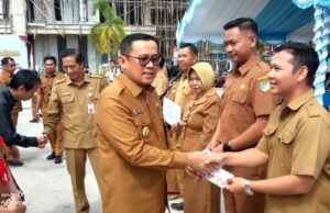 Pj Bupati Barito Utara Serahkan Bantuan Peralatan Pendidikan untuk PAUD, SD, dan SMP