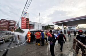 Mobil Carry Terbakar di Depan SPBU Jalan Pramuka Muara Teweh, Satu Warga Alami Luka Bakar