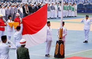 Pj Bupati Barito Utara Pimpin Upacara Penurunan Bendera HUT ke 80 RI di Arena Tiara Batara