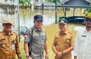 Anggota Komisi II DPRD dan Pemerintah Kecamatan Tinjau Banjir, Imbau Warga Tetap Waspada