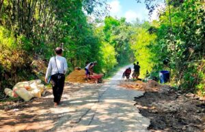 Warga Gotong Royong Perbaiki Jalan Lintas Lemo–Bukit Bambu