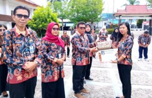 Kepala Disnakertranskop UKM Barito Utara Berikan Penghargaan kepada ASN Berprestasi