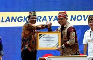 Bupati Barito Utara Terima Penghargaan dari Kementerian Hukum dan HAM RI