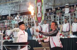 Felix Sonadie Nyalakan Obor, Tanda Dimulainya Porkab Barito Utara 2025