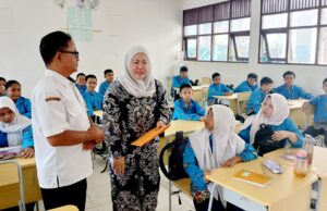 Waket II DPRD Barito Utara Tinjau Sarpras dan Pemanfaatan Smartboard di SMPN 2 Muara Teweh