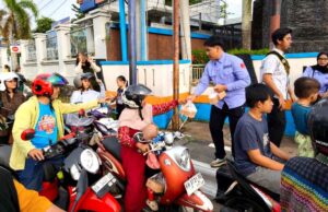 Disdalduk KBP3A Barut Bersama Duta GenRe dan FAD Berbagi Takjil di Bundaran Air Mancur Muara Teweh