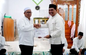 Dana Hibah Rp 1 Miliar Diserahkan Bupati untuk Masjid Al Munawarah Tumpung Laung II