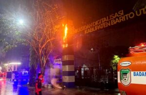 Kebakaran Gapura Diskominfosandi di Jalan Pramuka Berhasil Dipadamkan dalam Waktu Singkat