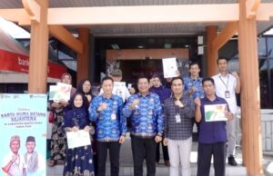 Wakil Bupati Barito Utara Serahkan Tabungan Bank Kalteng dan Kartu Huma Betang Sejahtera kepada Ribuan Penerima
