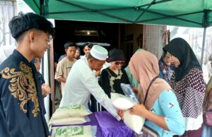 H Tajeri Salurkan Ratusan Paket Zakat Harta kepada Warga di Muara Teweh
