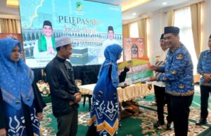Bupati Barito Utara Lepas Jamaah Umroh Juara MTQH, Berikan Apresiasi dan Uang Saku