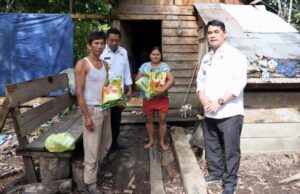 Bupati Serahkan Bantuan Sosial untuk Warga Benangin, Pastikan Kebutuhan Dasar Masyarakat Terpenuhi