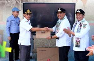 Bupati Barito Utara Serahkan Smart Board dan Starlink di SMP 1 Benangin