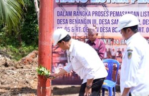 Bupati Barito Utara Hadiri Pemancangan Tiang Listrik Perdana di Desa Benangin dan Sampirang II