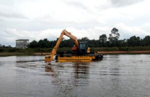 Pemkab Barito Utara Uji Coba Dua Excavator Amfibi di DAM Trahean
