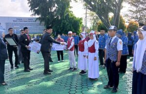 Bupati Barito Utara Serahkan SIP Pintar Juara, Ribuan Pelajar Berprestasi Barut Terima Penghargaan