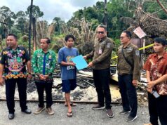 Disdukcapil Barito Utara Jemput Bola Layani Warga di Teweh Timur, Korban Kebakaran Terima Dokumen AK Pengganti