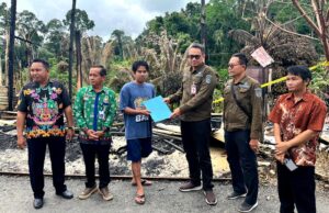Disdukcapil Barito Utara Jemput Bola Layani Warga di Teweh Timur, Korban Kebakaran Terima Dokumen AK Pengganti